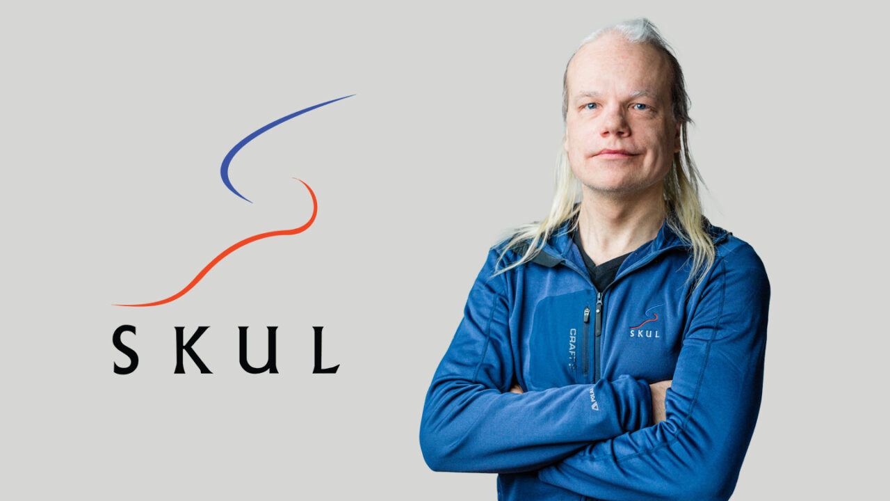 SKUL-logo ja Juha Vahtera vierekkäin