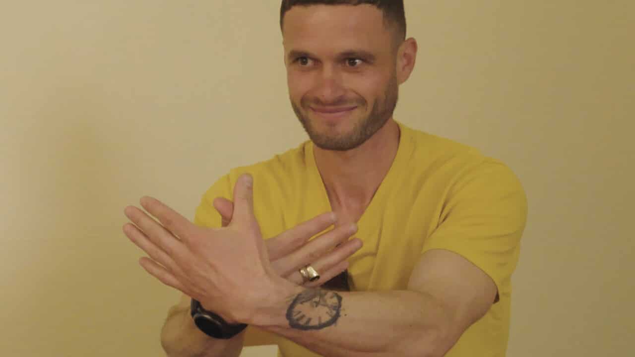 Albanialainen kuuro Igli, joka kasvoi kielettömänä, opettelee nyt viittomakieltä.