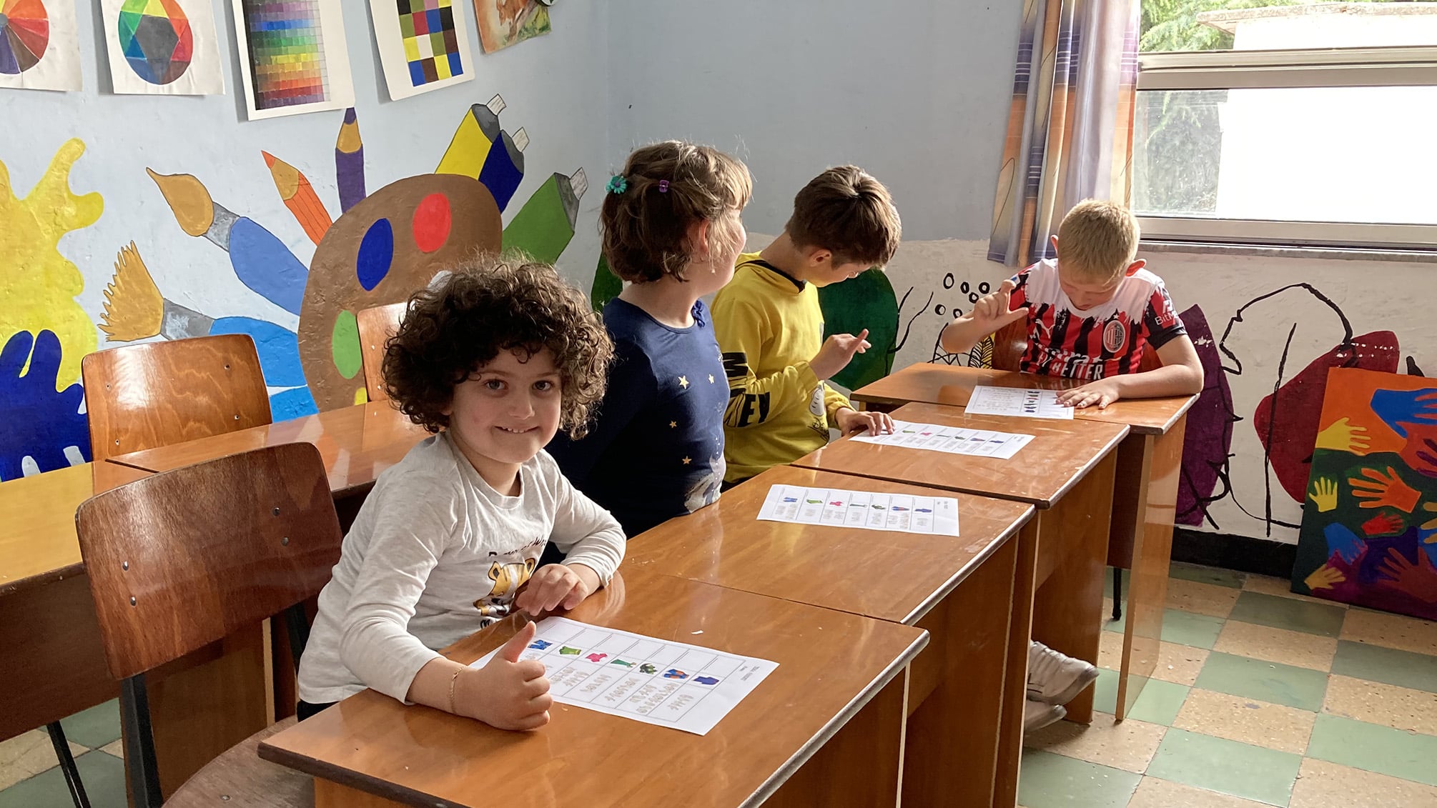 Kuuroja oppilaita kuvaamataidon luokassa Tiranan kuurojenkoulussa, Albaniassa.