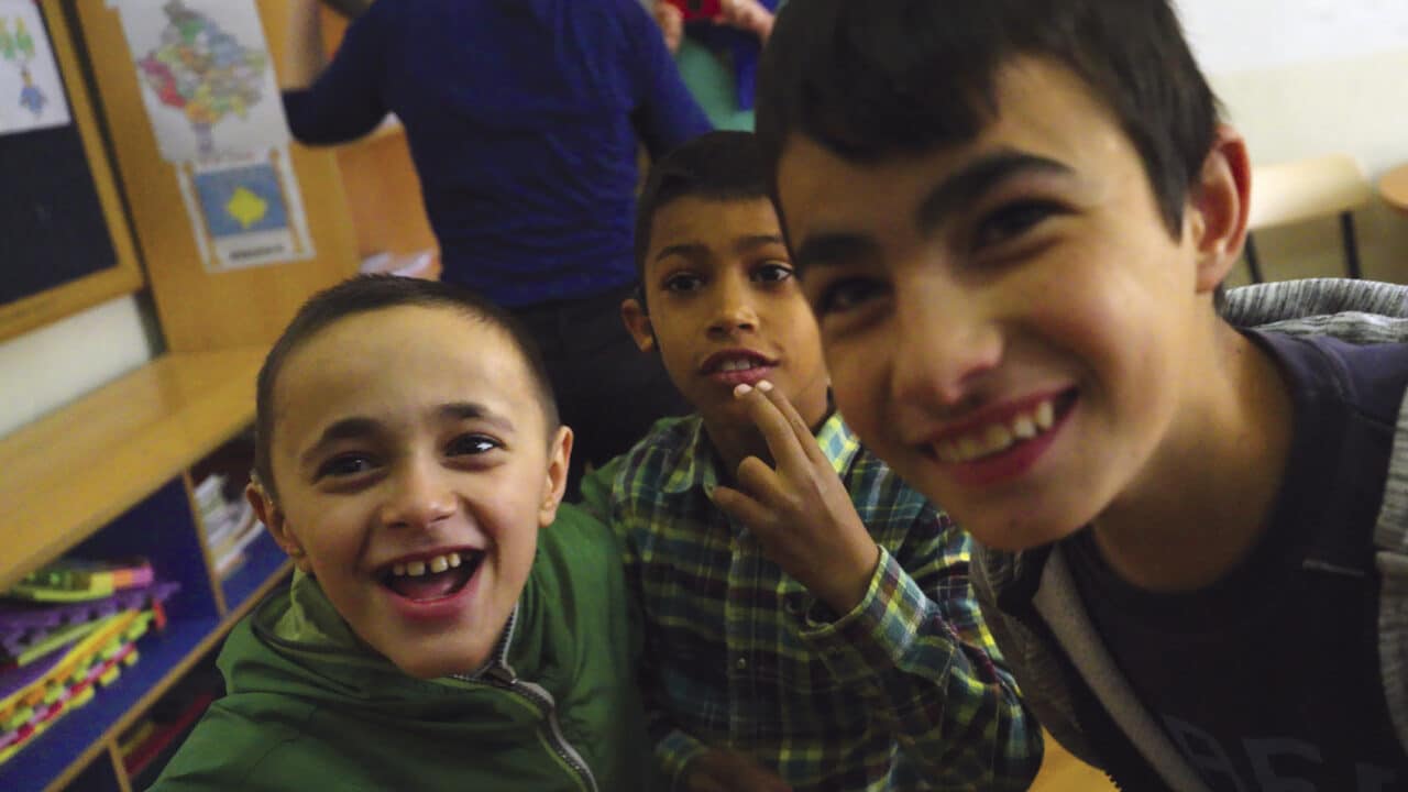 Innokkaita kuuroja koululaisia Prizrenin kuurojenkoulussa Kosovossa.