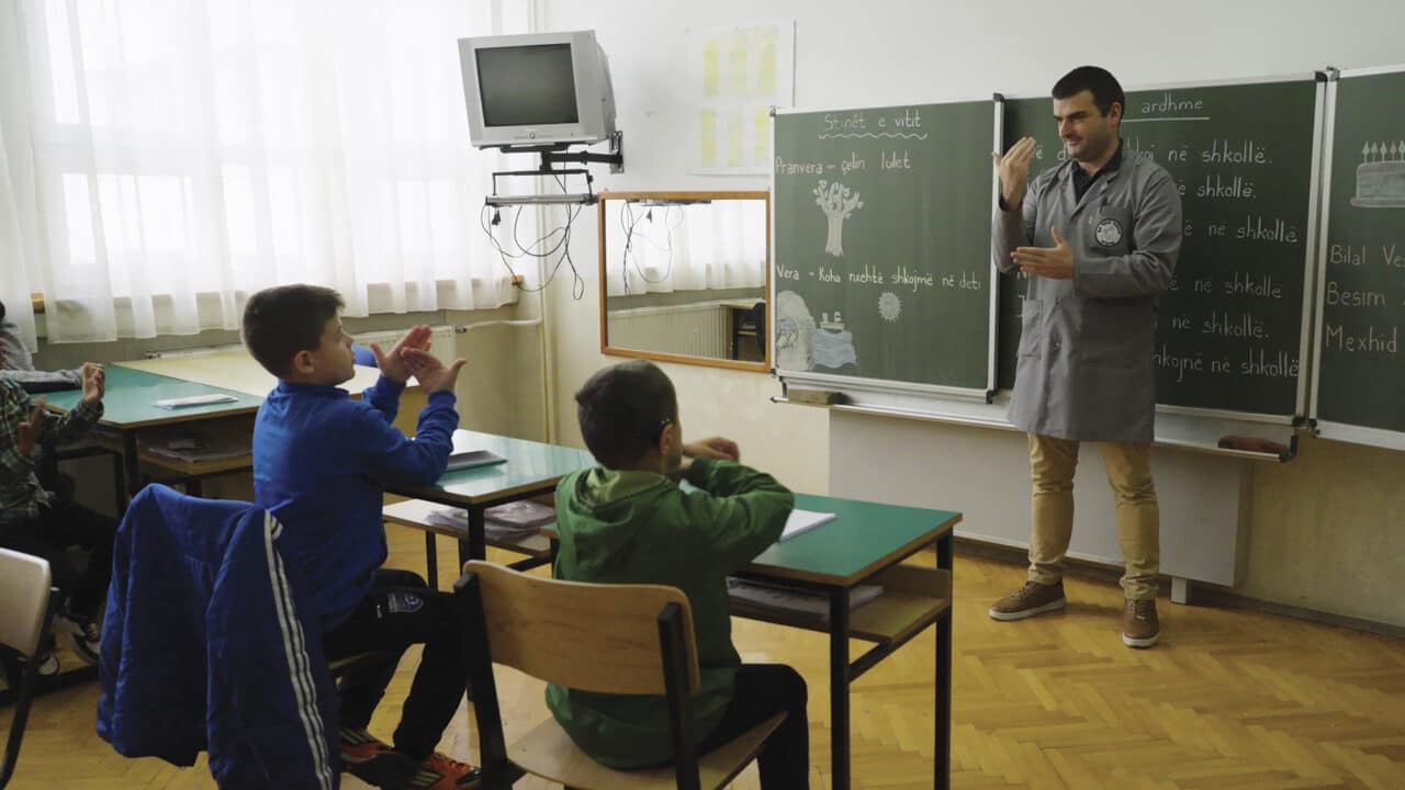 Kuuro opettaja pitämässä oppituntia Prizrenin kuurojenkoulussa Kosovossa.