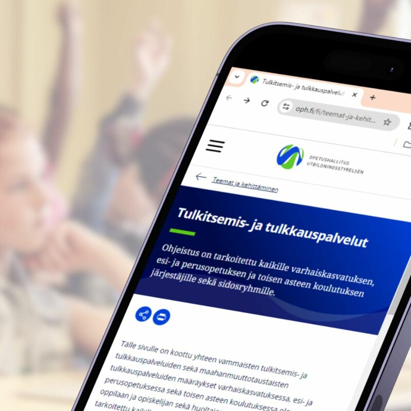 OPH:n Tulkitsemis- ja tulkkauspalvelut -sivu älypuhelimessa. Taustalla näkyy luokkahuone.