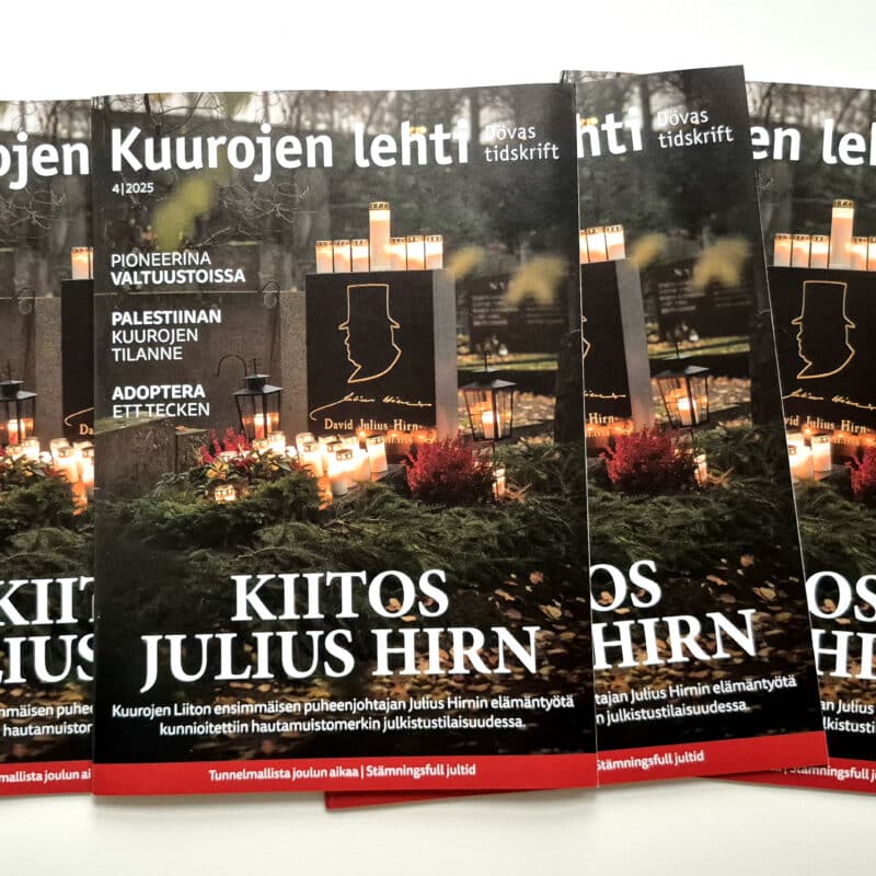 Pinossa neljä Kuurojen lehden numeroa 4/2025.