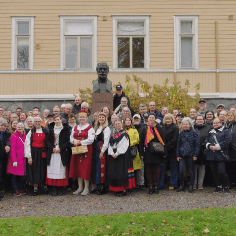 Ryhmäkuva C. O. Malmin patsaalla.